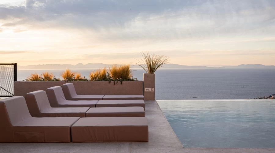 Ξενοδοχεία στη Σαρωνίδα: Οδηγός Διαμονής σε Πολυτελή και Παραλιακά Καταλύματα