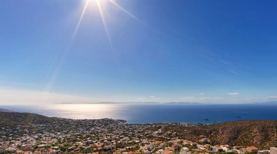 Τι να κάνεις στη Σαρωνίδα: εμπειρίες, παραλίες και ζωή δίπλα στη θάλασσα
